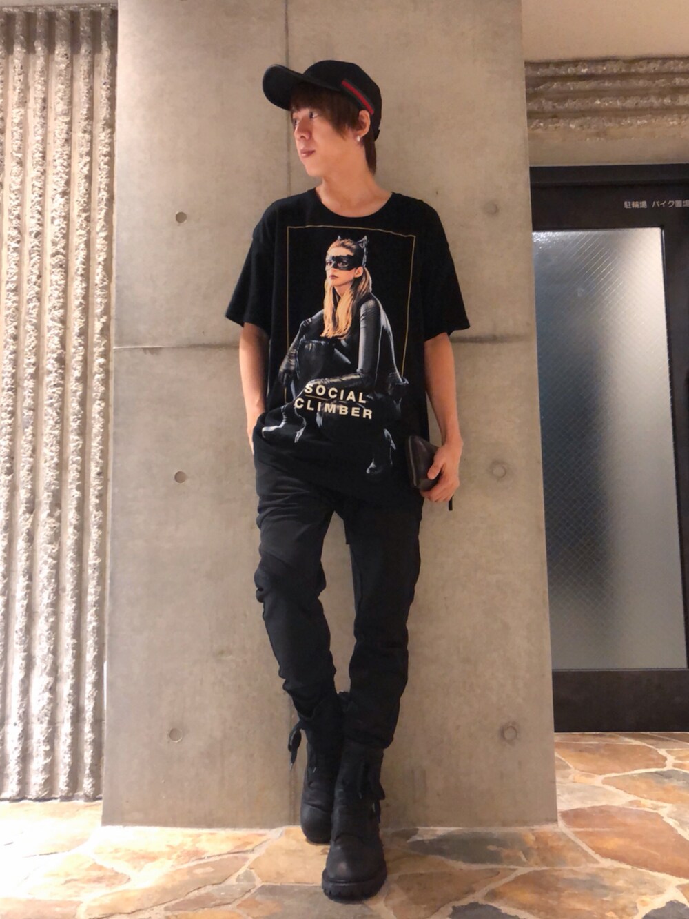 ブラック系のTシャツ/カットソー、ブラック系のパンツ、ブラック系のブーツを着用したメンズの夏コーディネートの1枚目の写真