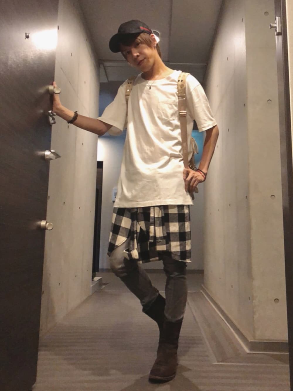 ホワイト系のTシャツ/カットソー、ホワイト系のバックパック/リュック、グレー系のデニムパンツを着用したメンズの夏コーディネートの1枚目の写真