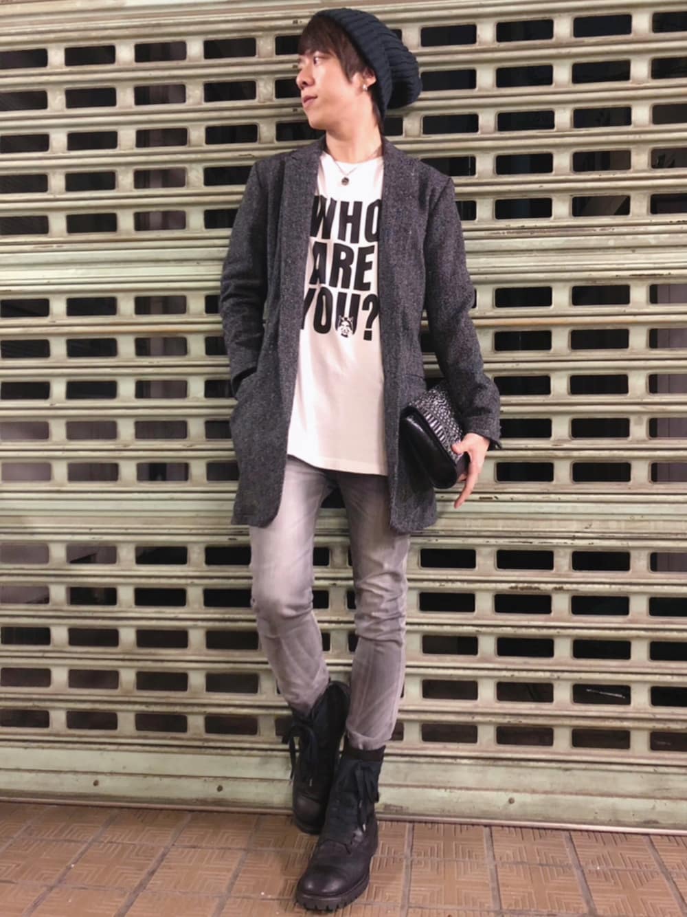 ブラック系のチェスターコート、ホワイト系のTシャツ/カットソー、グレー系のデニムパンツを着用したメンズの秋コーディネートの1枚目の写真