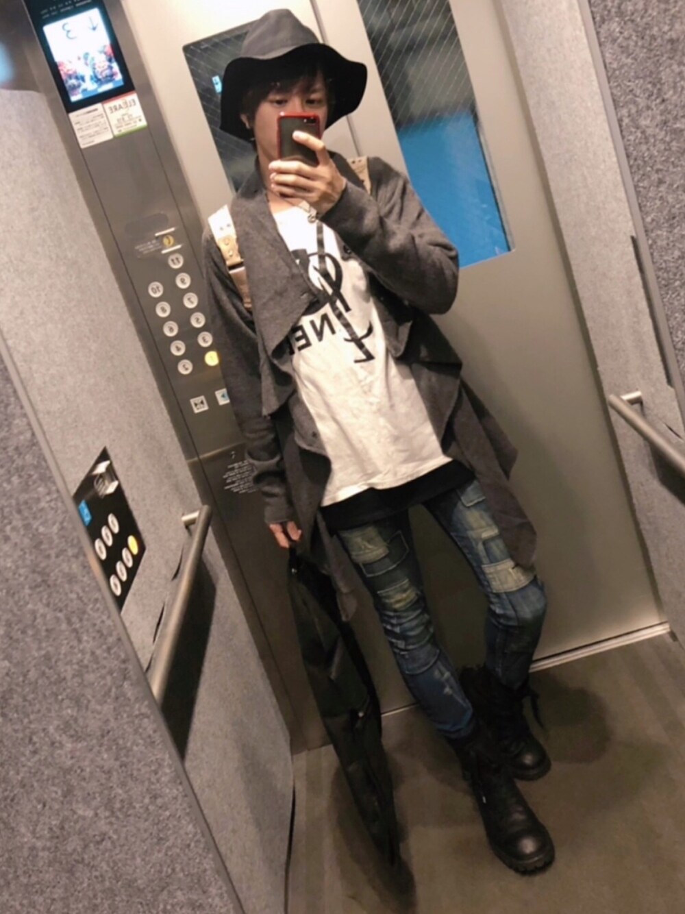 ホワイト系のバックパック/リュック、グレー系のカーディガン/ボレロ、ホワイト系のTシャツ/カットソーを着用したメンズの秋コーディネートの1枚目の写真