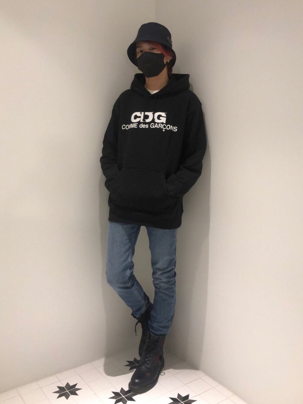 「大人カジュアル、ビッグシルエット、春コーデ、シンプル、いいね、save、フォローお願いします🤑、ootd、バケットハット、パーカー、革靴、スキニーデニム」｜「COMME des GARCONSのアイテム（パーカー、ブラック系）」を使った、ムラジュンさん（メンズ・172cm）の春コーディネートの1枚目の写真
