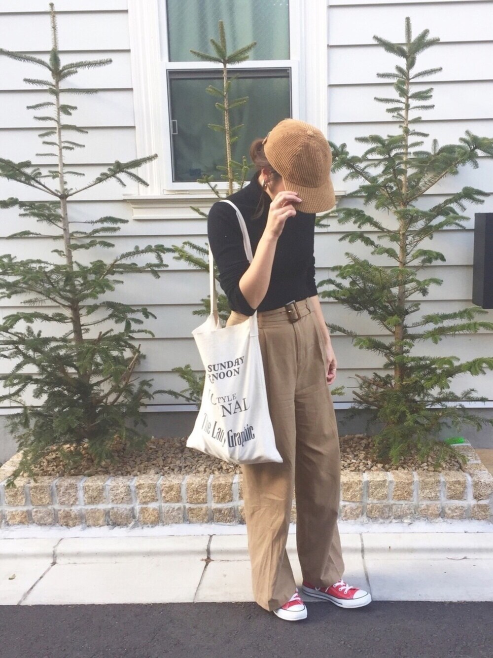 「休日スタイル、カジュアルコーデ、ラフ、ワイドパンツ、TODAYFUL、キャップ、コンバース、タートルネックニット、赤」｜「URBAN RESEARCHのUR コーデュロイキャップ（キャップ、イエロー系）」を使った、yuumiさん（レディース・166cm）の冬コーディネートの1枚目の写真