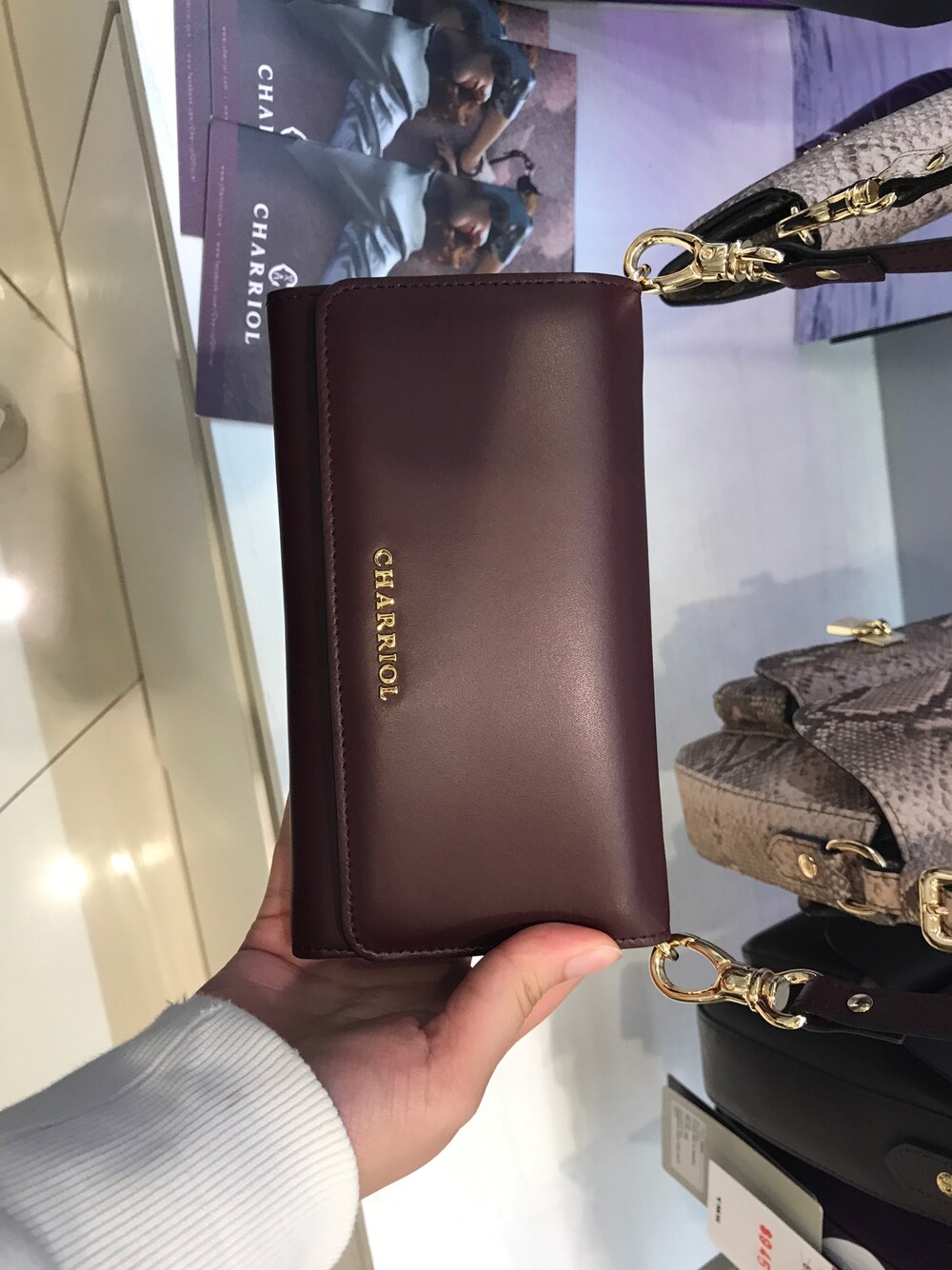 「CHARRIOLのアイテム（ショルダーバッグ、その他）」を使った、Olivia Leeさん（レディース・165cm）の秋コーディネートの1枚目の写真