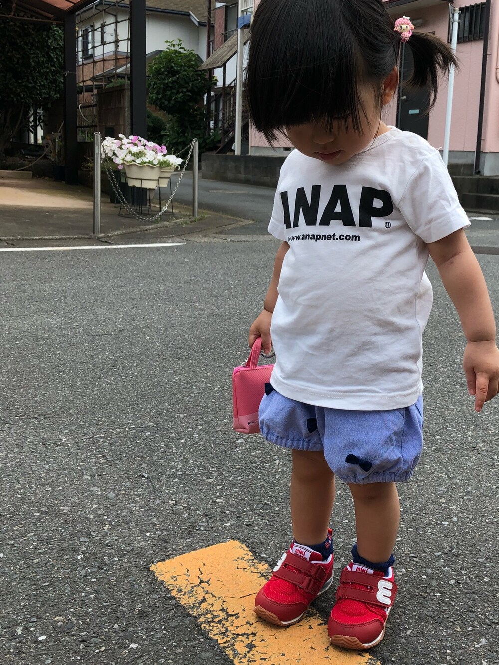 「おんなのこ、キッズコーデ、夏コーデ、カジュアルコーデ、1歳、１歳８ヶ月」｜「ANAP kidsのシンプルロゴT（Tシャツ/カットソー、ホワイト系）」を使った、Nanaさん（キッズ・80cm）の夏コーディネートの1枚目の写真
