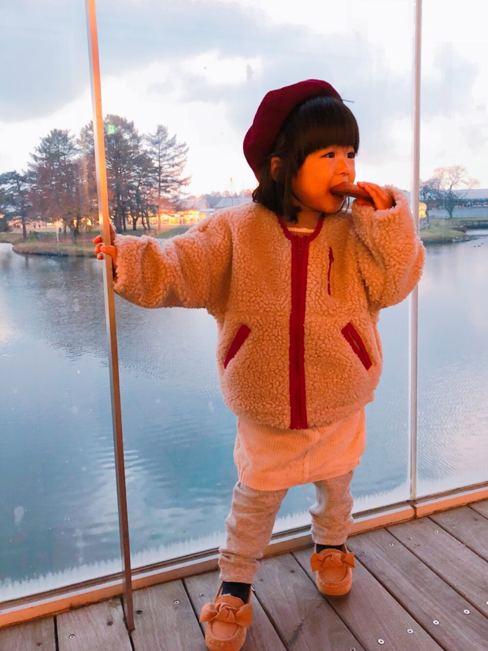 「キッズファッション、おんなのこ、2歳」｜「petit mainのフロントジップボアブルゾン（ブルゾン、ホワイト系）」を使った、Nanaさん（キッズ・80cm）の秋コーディネートの1枚目の写真
