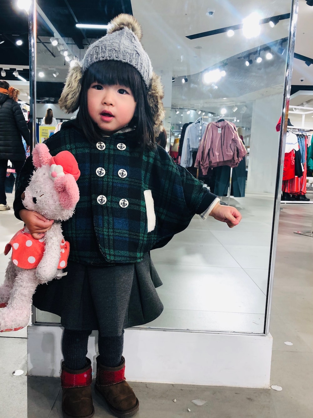 「おんなのこ、キッズファッション、2歳、2歳3ヶ月」｜「Ampersandのアイテム（ニットキャップ/ビーニー、グレー系）」を使った、Nanaさん（キッズ・80cm）の冬コーディネートの1枚目の写真