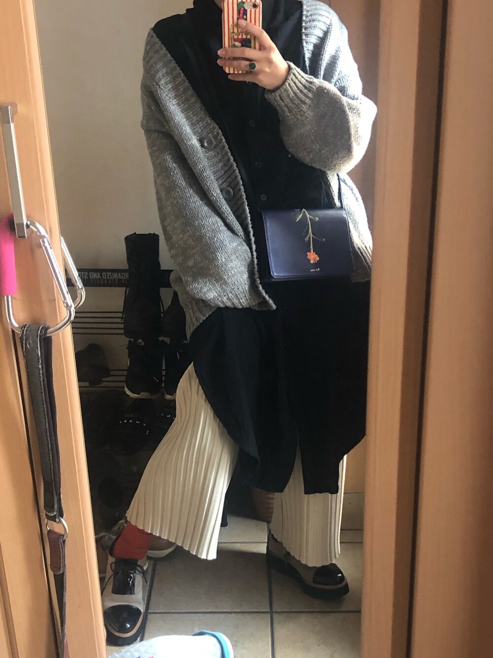 「大人カジュアル、カジュアル、休日スタイル、着回しコーデ、ootd」｜「Paul Smithのアイテム（ショルダーバッグ、ブルー系）」を使った、SGKさん（レディース・160cm）の冬コーディネートの1枚目の写真