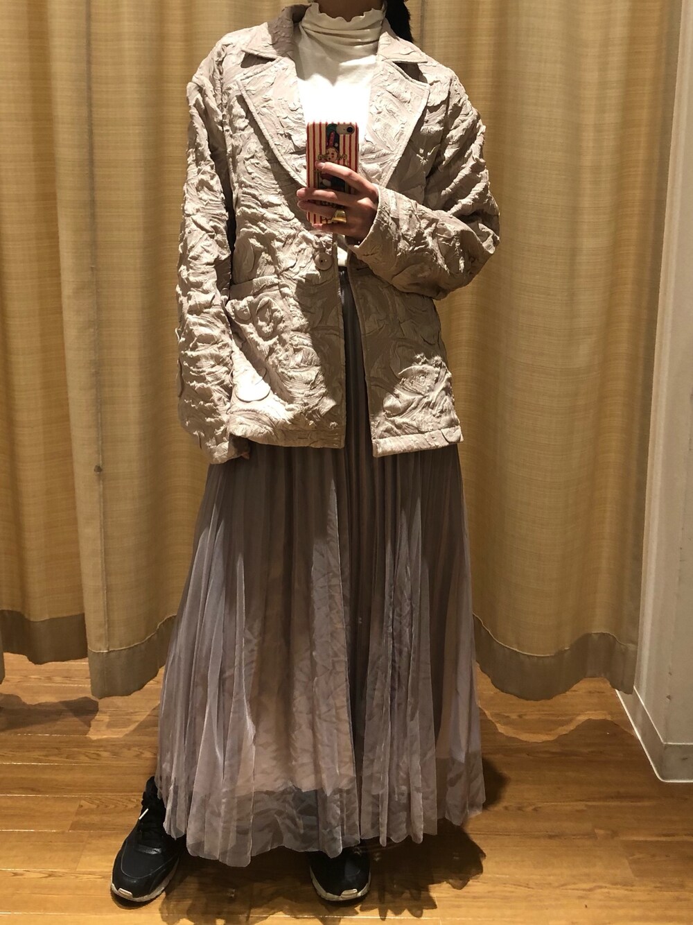 ベージュ系のテーラードジャケット、ホワイト系のTシャツ/カットソーを着用したレディースの春コーディネートの1枚目の写真