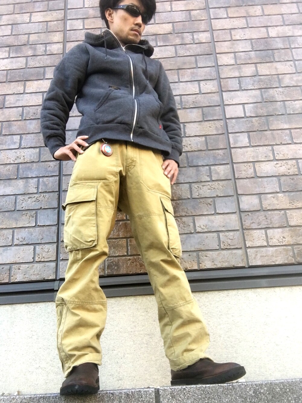 グレー系のジャケット/アウター、イエロー系のカーゴパンツ、その他のトップスを着用したメンズの冬コーディネートの1枚目の写真