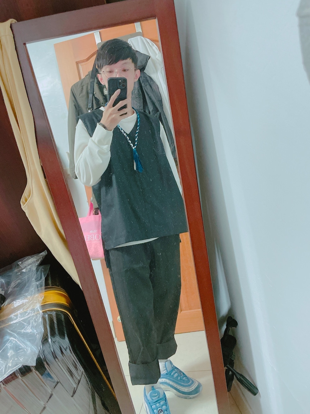 「大学生、日常、春、黑白搭配、plain-me、nike、UNIQLO、oversize、ootd」｜「plain-meのアイテム（ベスト、ブラック系）」を使った、凱👀さん（メンズ・163cm）の春コーディネートの1枚目の写真