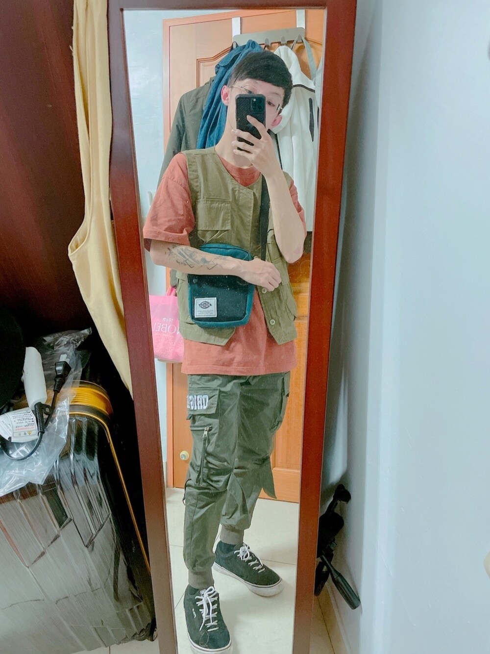 「wiwt、ootd、大学生、日常、街頭穿搭、復古、工裝」｜「plain-meのアイテム（ベスト、グリーン系）」を使った、凱👀さん（メンズ・163cm）の春コーディネートの1枚目の写真