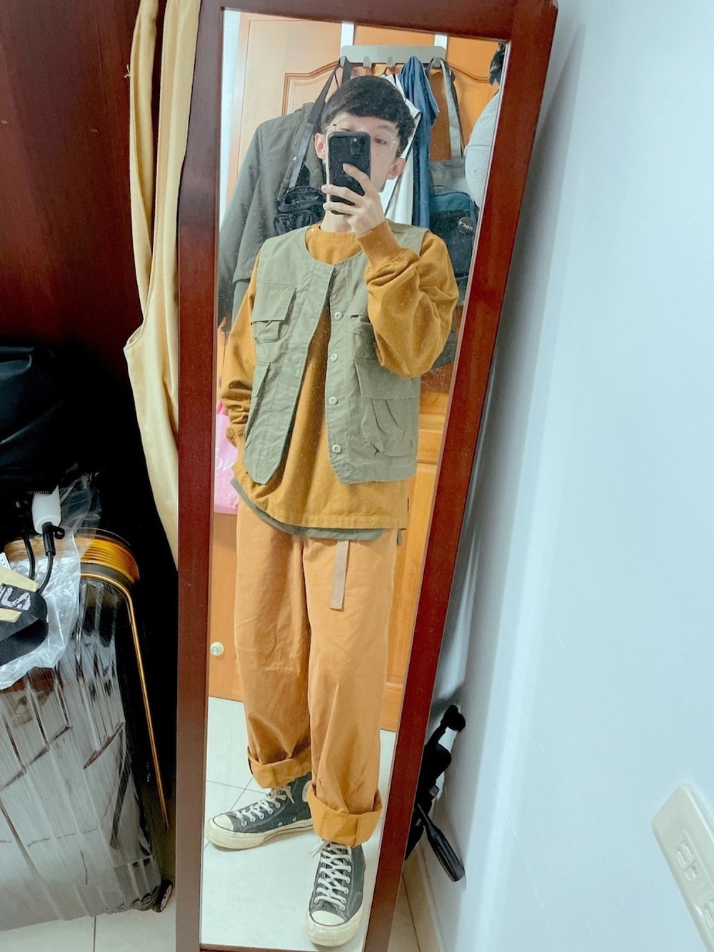 「ootd、日常、大地色、plain-me、MUJI、CONVERSE1970、converse、大学生、雨の日コーデ、one tone」｜「無印良品のアイテム（トップス、オレンジ系）」を使った、凱👀さん（メンズ・163cm）の春コーディネートの1枚目の写真