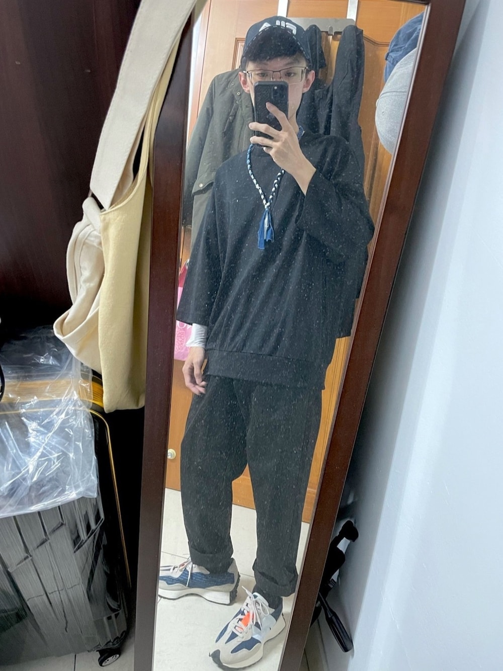 「ootd、夏、New Balance、new balance 327、plain-me、GU、Taiwan、大学生、ALL BLACK、chefpants」｜「GUのアイテム（トップス、ブラック系）」を使った、凱👀さん（メンズ・163cm）の春コーディネートの1枚目の写真