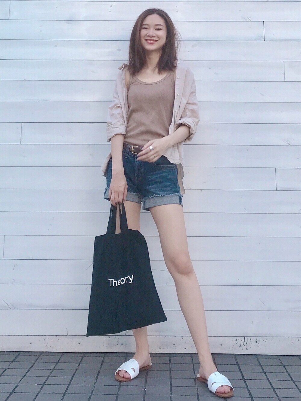 「休日スタイル、summer、オトナ女子、ゆるコーデ、ootd、オトナカジュアル、サンダル、着回しコーデ、デニムパンツ、モノトーンコーデ」｜「UNIQLOのアイテム（デニムパンツ、ブルー系）」を使った、leiguoyueさん（レディース・168cm）の夏コーディネートの1枚目の写真
