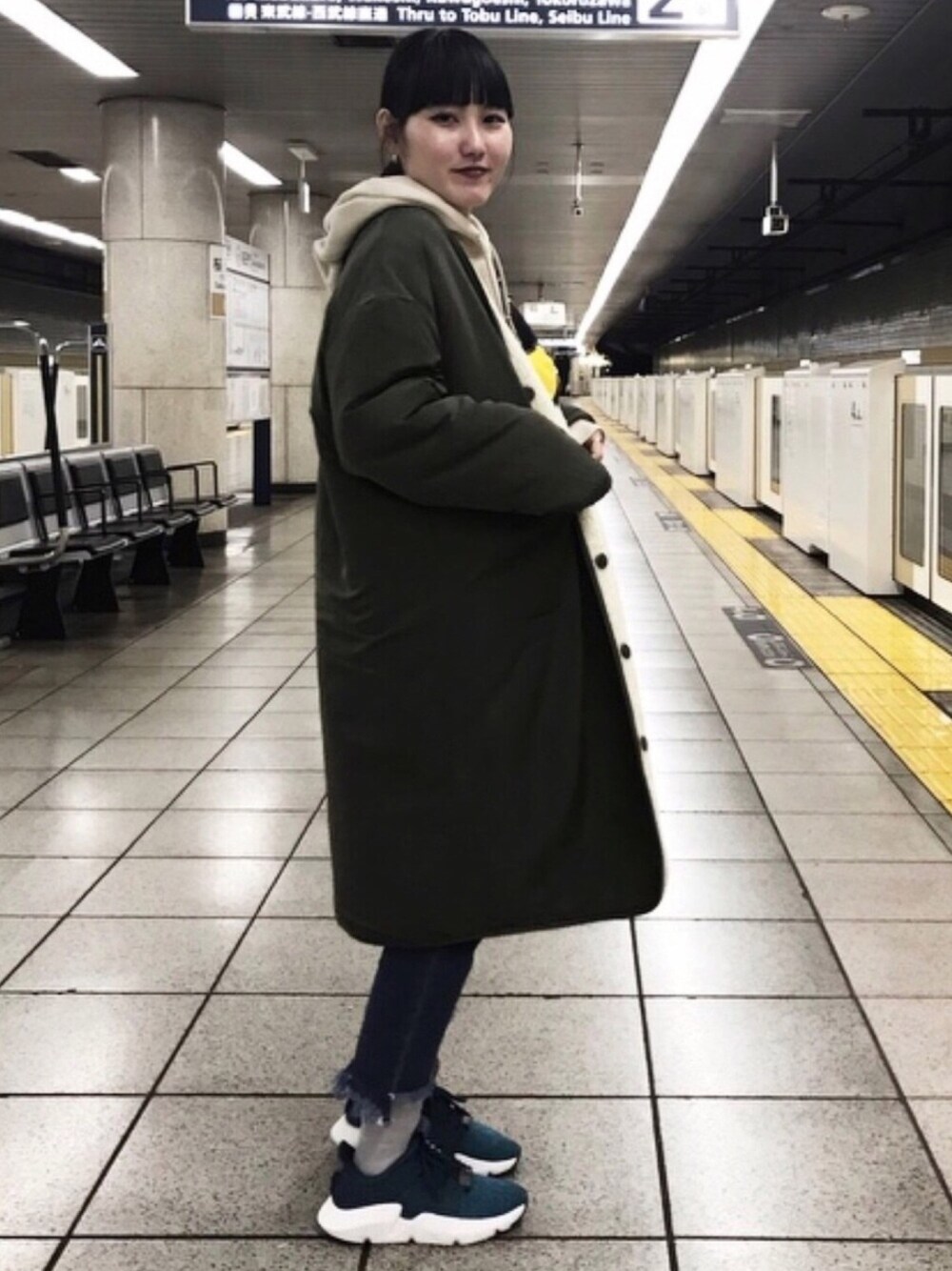 グレー系のパーカー、その他のボディバッグ/ウエストポーチ、グリーン系のミリタリージャケットを着用したレディースの冬コーディネートの1枚目の写真