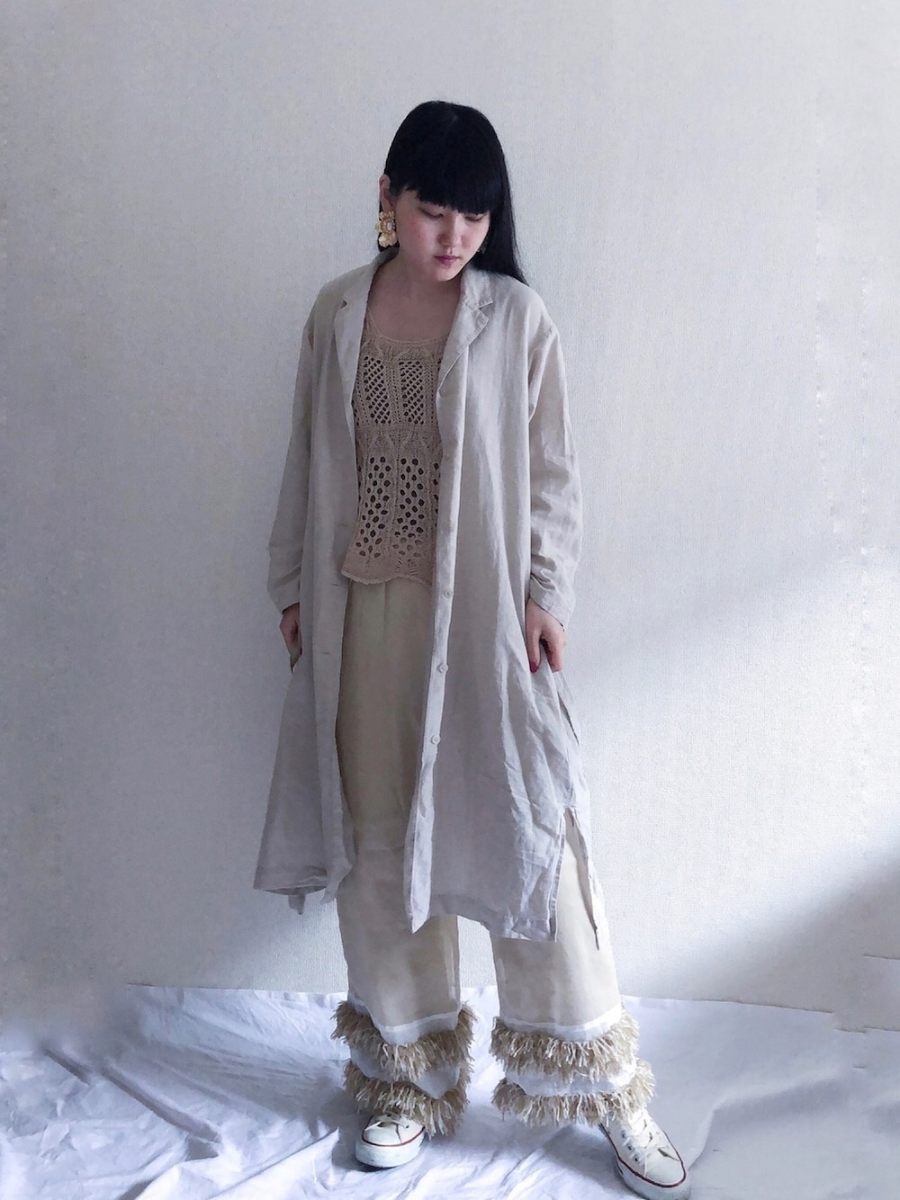 ベージュ系のシャツ/ブラウス、ベージュ系のタンクトップ、ベージュ系のパンツを着用したレディースの春コーディネートの1枚目の写真