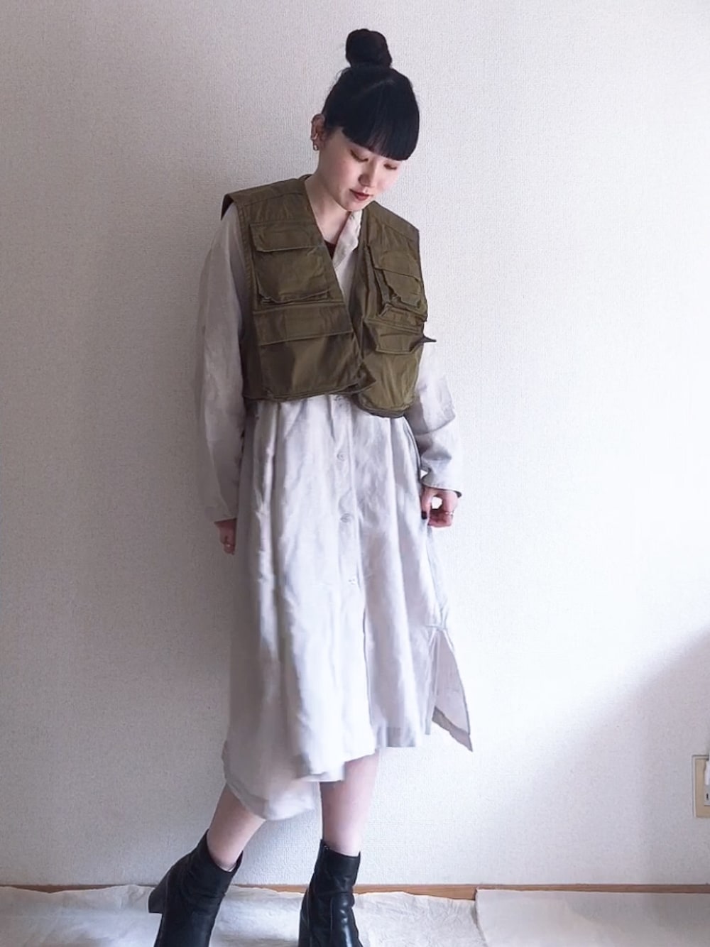 「グリーン、ミリタリー、ベスト、シャツワンピ、ミリタリーMIX、ワンピース、ワークベスト、ootd、カジュアル、レイヤードスタイル」｜「UNIQLOのアイテム（シャツワンピース、ベージュ系）」を使った、nanamiさん（レディース・164cm）の春コーディネートの1枚目の写真