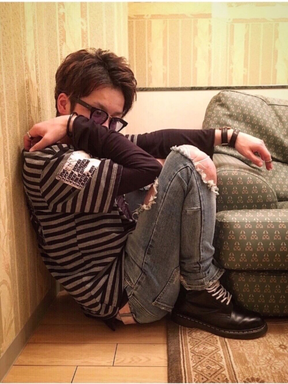 ブラック系のブーツ、その他のアナログ腕時計、ブルー系のサングラスを着用したメンズの冬コーディネートの1枚目の写真