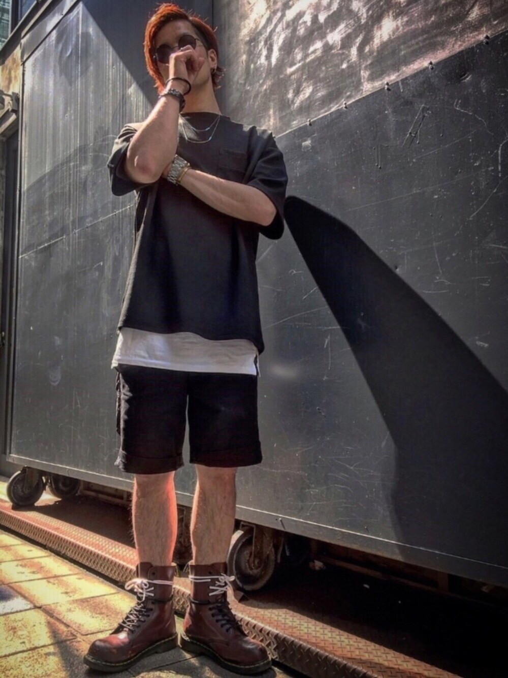 レッド系のブーツ、ホワイト系のTシャツ/カットソー、ブラック系のTシャツ/カットソーを着用したメンズの夏コーディネートの1枚目の写真