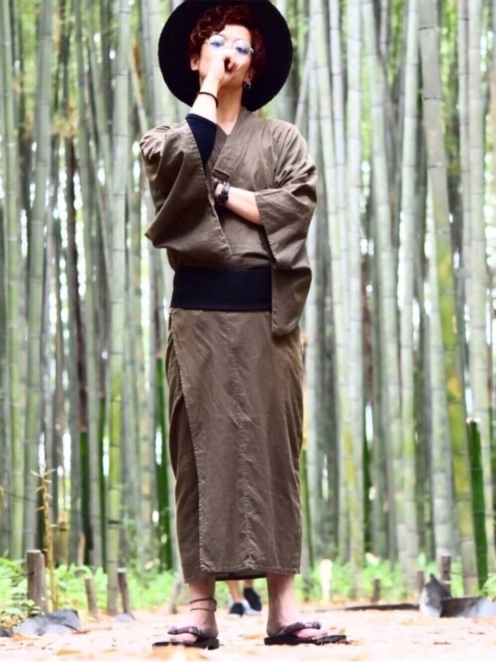 ブラック系の帽子、ブルー系のサングラス、その他のアナログ腕時計を着用したメンズの夏コーディネートの1枚目の写真