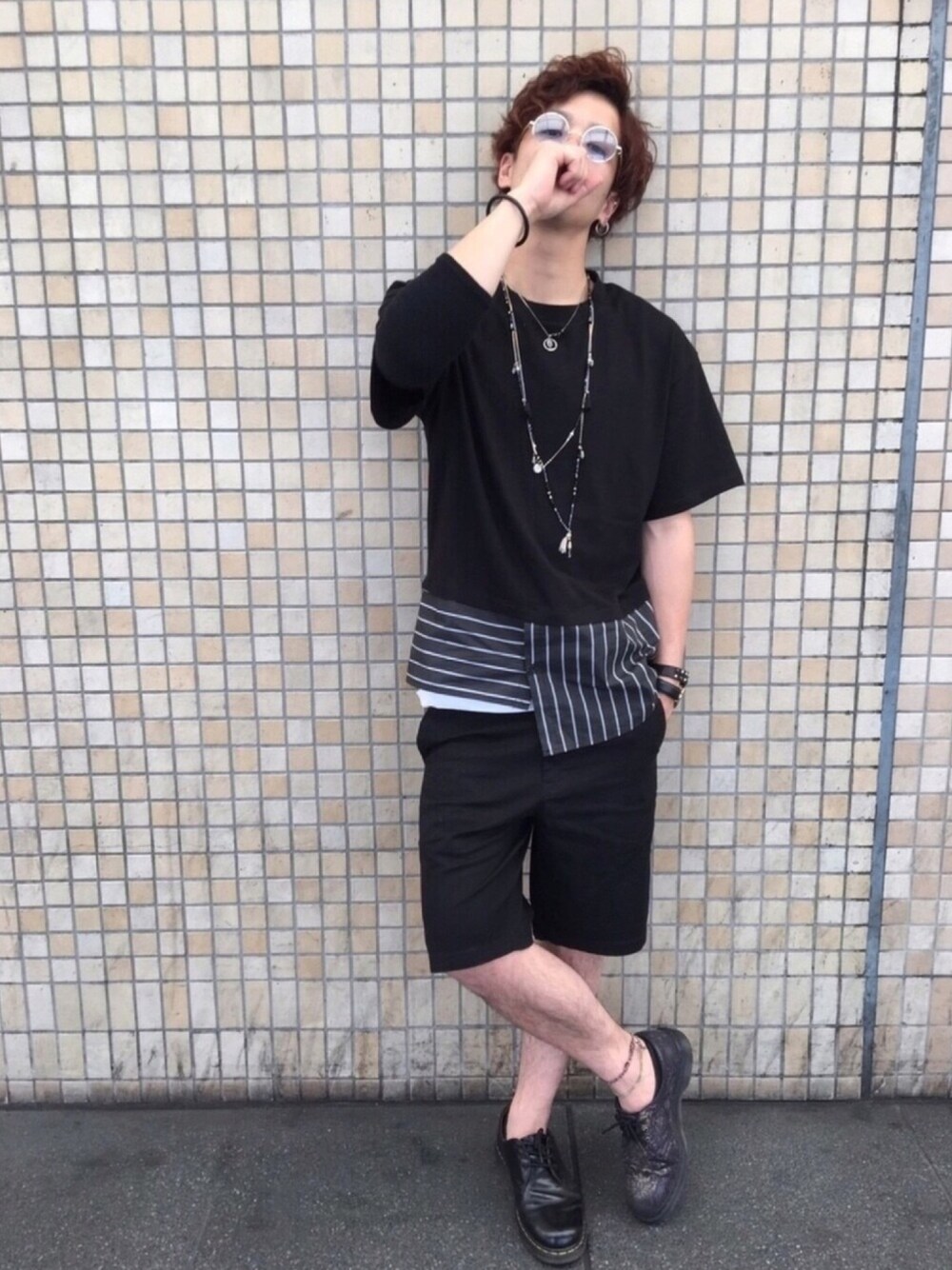 パープル系のブーツ、ブラック系のブーツ、ブラック系のパンツを着用したメンズの秋コーディネートの1枚目の写真