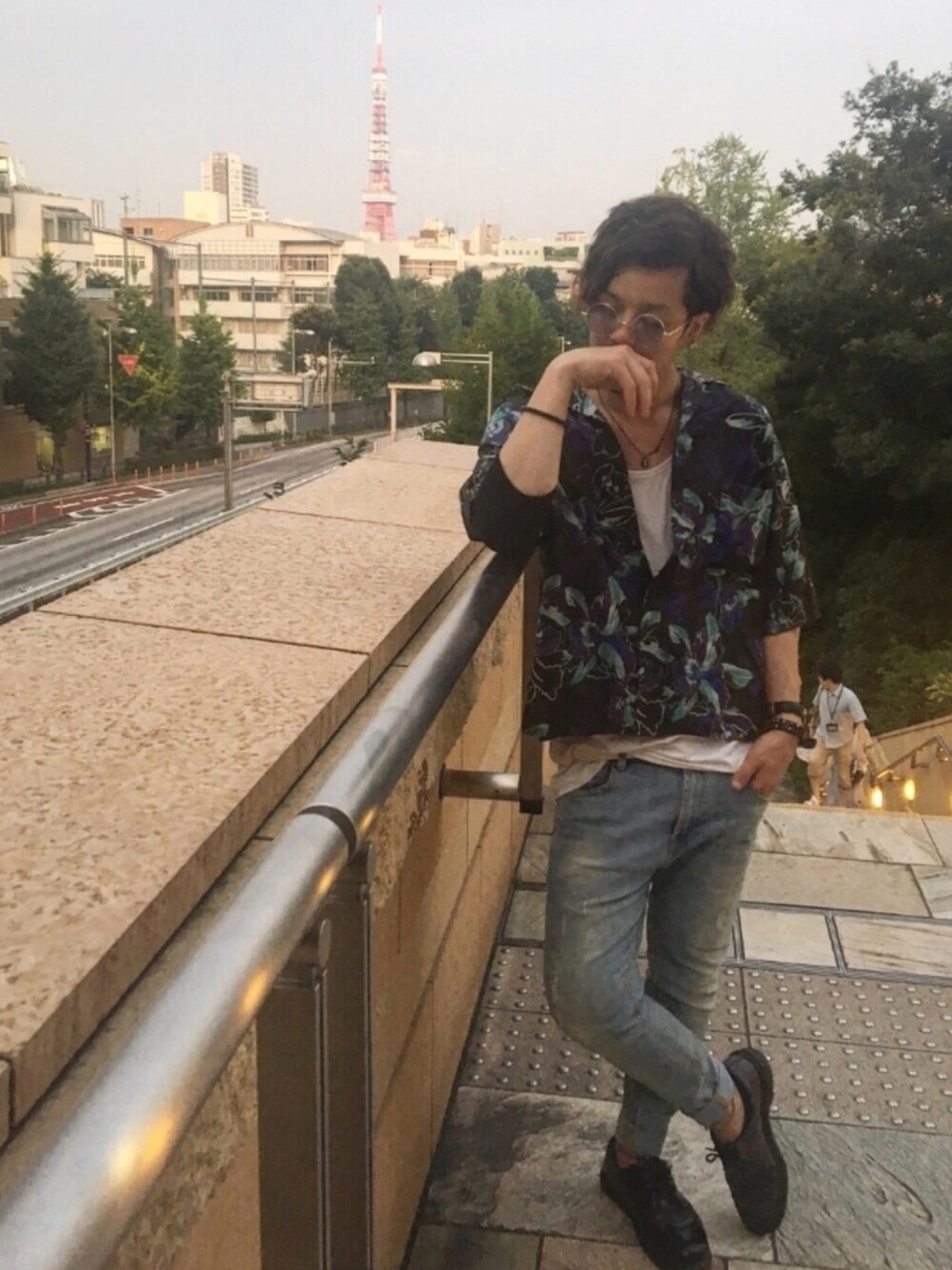 ブラック系のシャツ/ブラウス、ブルー系のデニムパンツ、パープル系のブーツを着用したメンズの夏コーディネートの1枚目の写真