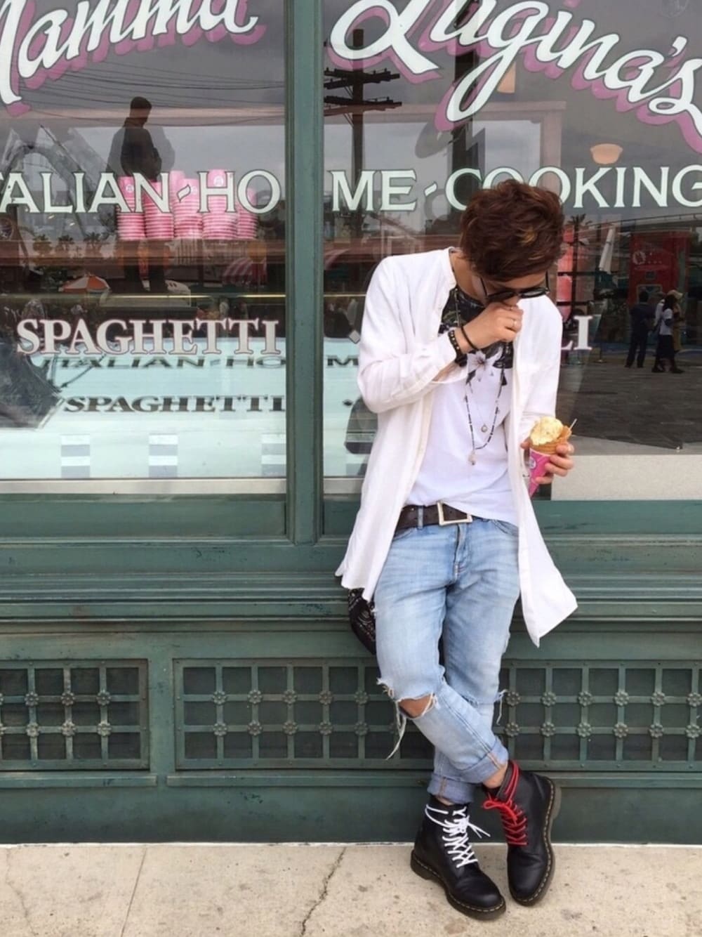 ホワイト系のシャツ/ブラウス、ブラック系のブーツ、ブラック系のネックレスを着用したメンズの秋コーディネートの1枚目の写真