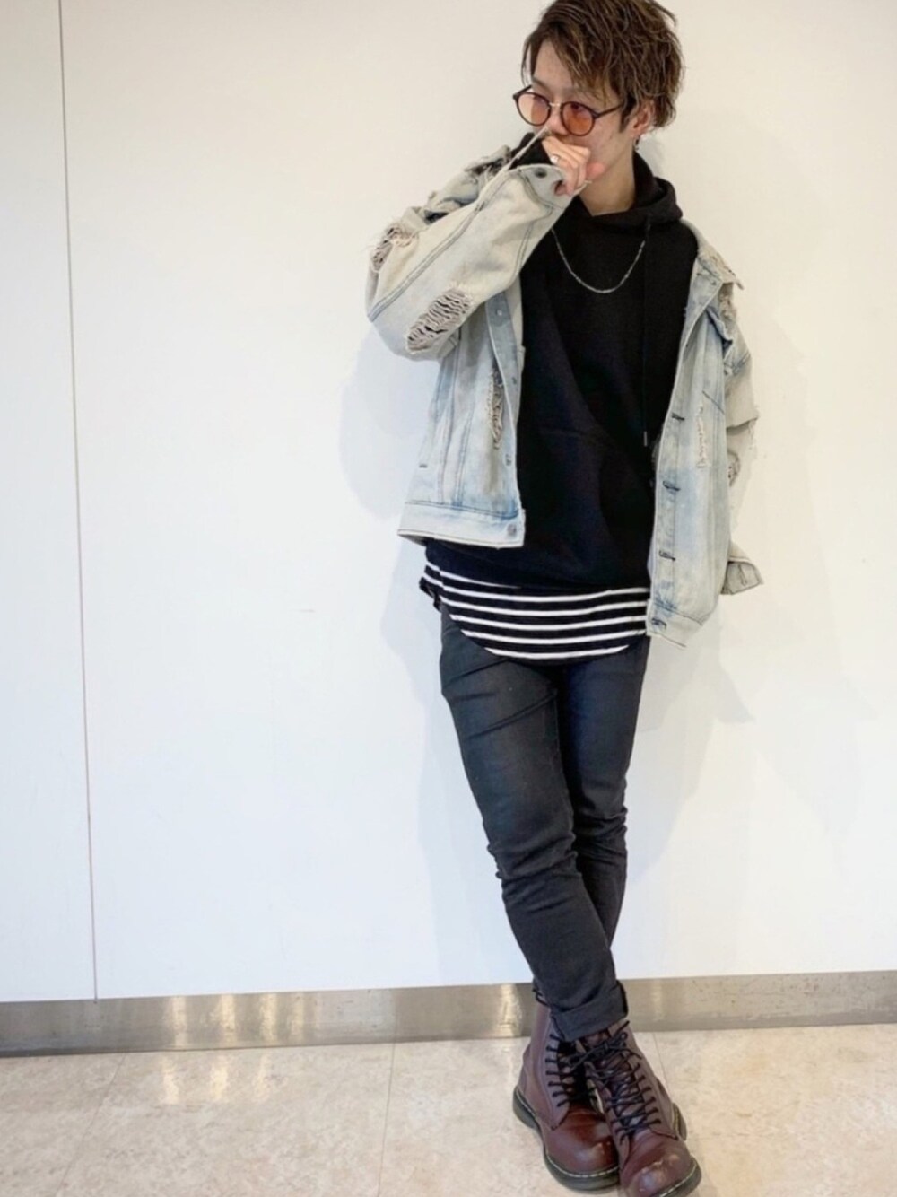 ブルー系のデニムジャケット、ブラック系のパーカー、ブラック系のTシャツ/カットソーを着用したメンズの冬コーディネートの1枚目の写真