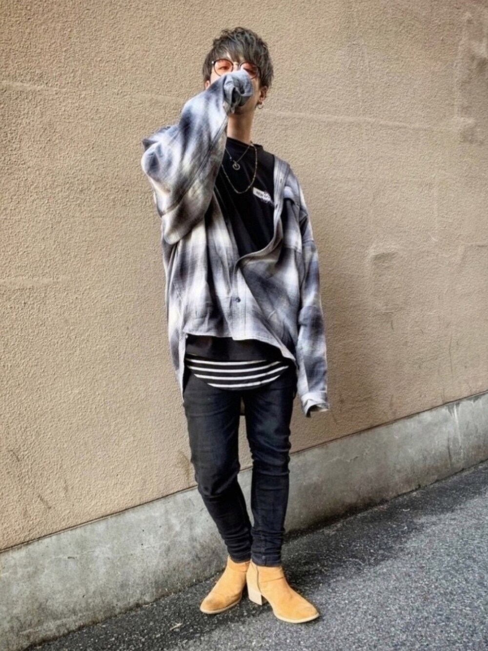 ブラック系のTシャツ/カットソー、その他のシャツ/ブラウス、ブラック系のデニムパンツを着用したメンズの春コーディネートの1枚目の写真