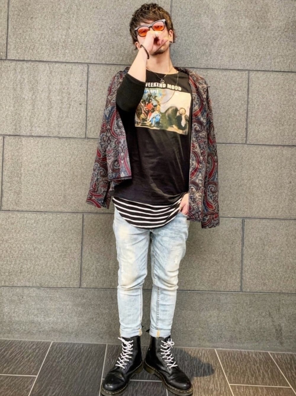 グレー系のシャツ/ブラウス、ブラック系のTシャツ/カットソー、ブラック系のTシャツ/カットソーを着用したメンズの夏コーディネートの1枚目の写真