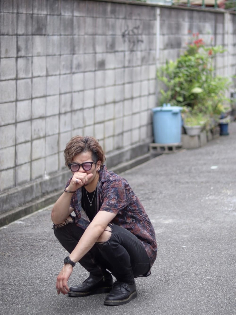 その他のシャツ/ブラウス、ブラック系のデニムパンツ、ブラック系のブーツを着用したメンズの夏コーディネートの1枚目の写真