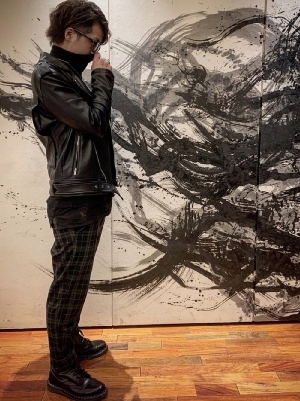 ブラック系のTシャツ/カットソー、ブラック系のライダースジャケット、ブラック系のその他パンツを着用したメンズの冬コーディネートの1枚目の写真