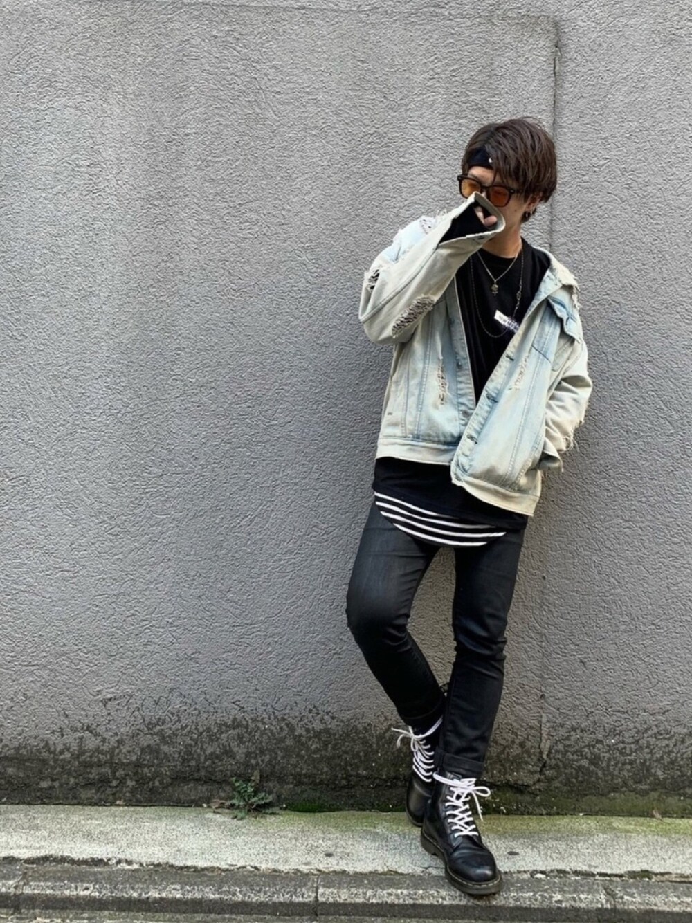 ブルー系のデニムジャケット、ブラック系のTシャツ/カットソー、ブラック系のデニムパンツを着用したメンズの春コーディネートの1枚目の写真