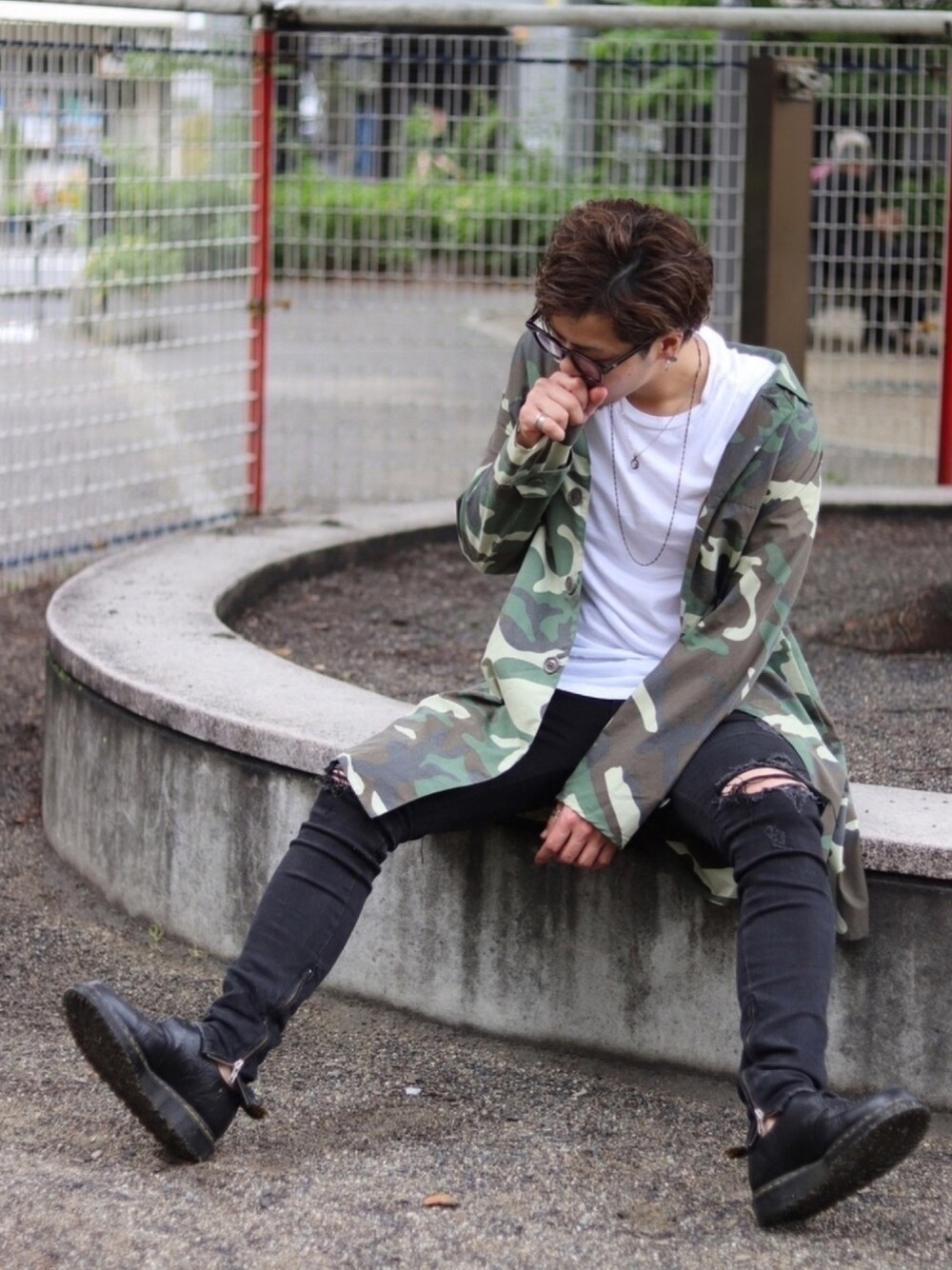 その他のミリタリージャケット、ブラック系のデニムパンツ、ブラック系のブーツを着用したメンズの春コーディネートの1枚目の写真