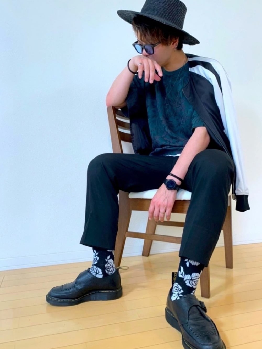 グリーン系のTシャツ/カットソー、ブラック系のブルゾン、ブラック系のスラックスを着用したメンズの夏コーディネートの1枚目の写真