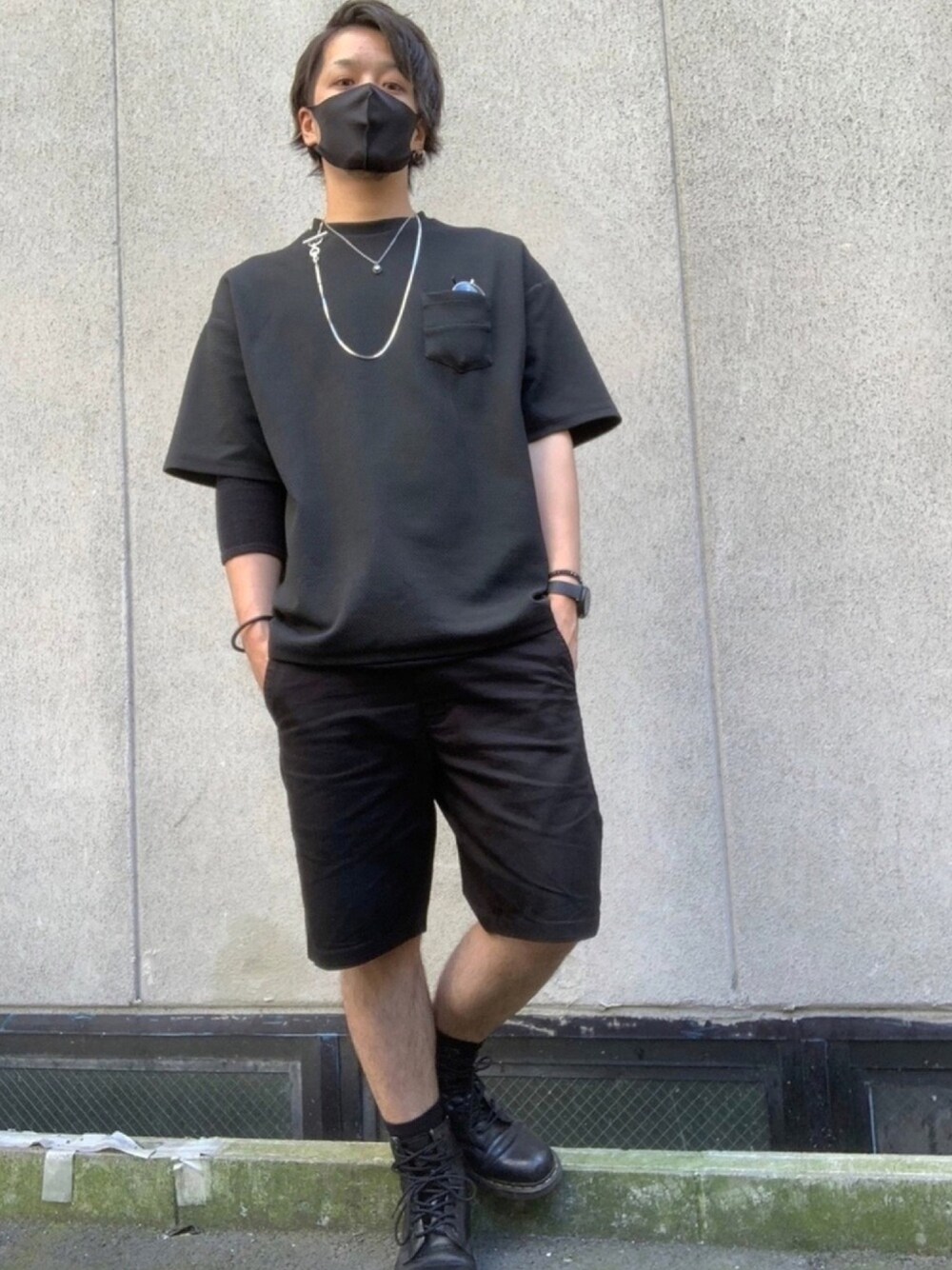 ブラック系のTシャツ/カットソー、ブラック系のパンツ、ブラック系のブーツを着用したメンズの秋コーディネートの1枚目の写真