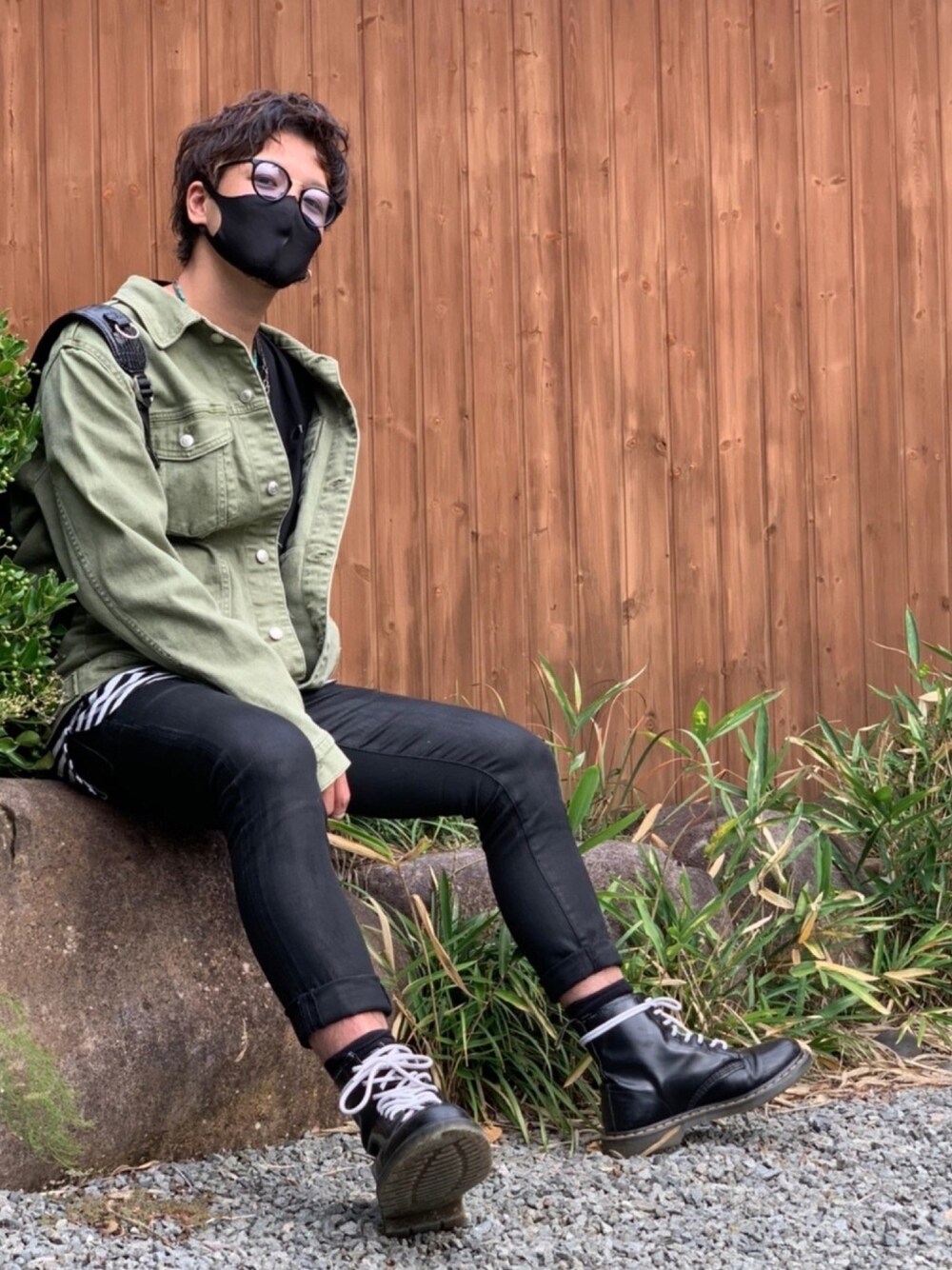 グリーン系のデニムジャケット、ブラック系のTシャツ/カットソー、ブラック系のブーツを着用したメンズの秋コーディネートの1枚目の写真