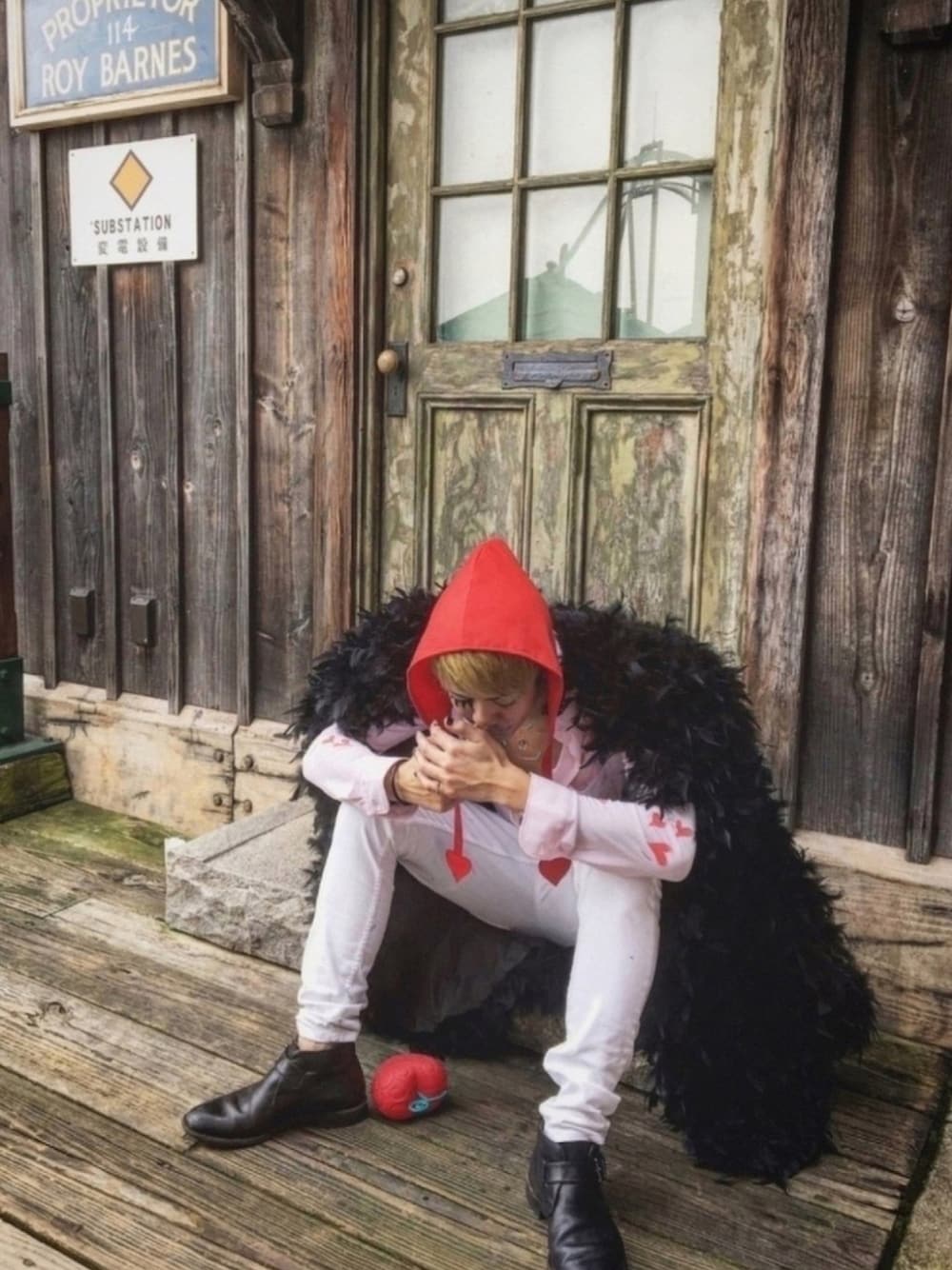 ホワイト系のデニムパンツ、ピンク系のシャツ/ブラウス、ブラック系のブーツを着用したメンズの秋コーディネートの1枚目の写真