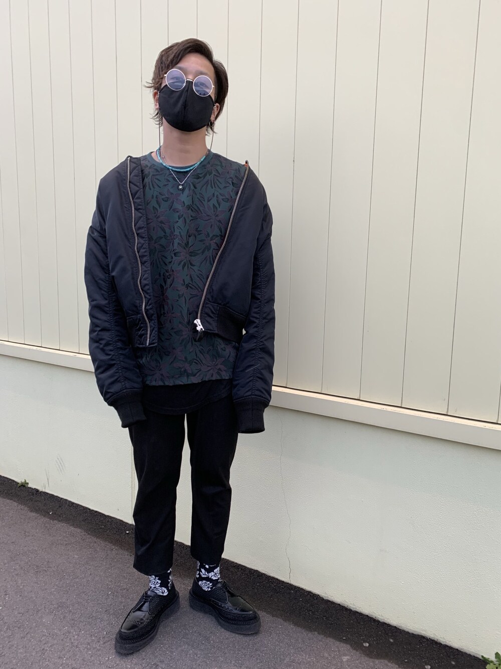 グリーン系のTシャツ/カットソー、ブラック系のMA-1、ブラック系のデニムパンツを着用したメンズの冬コーディネートの1枚目の写真