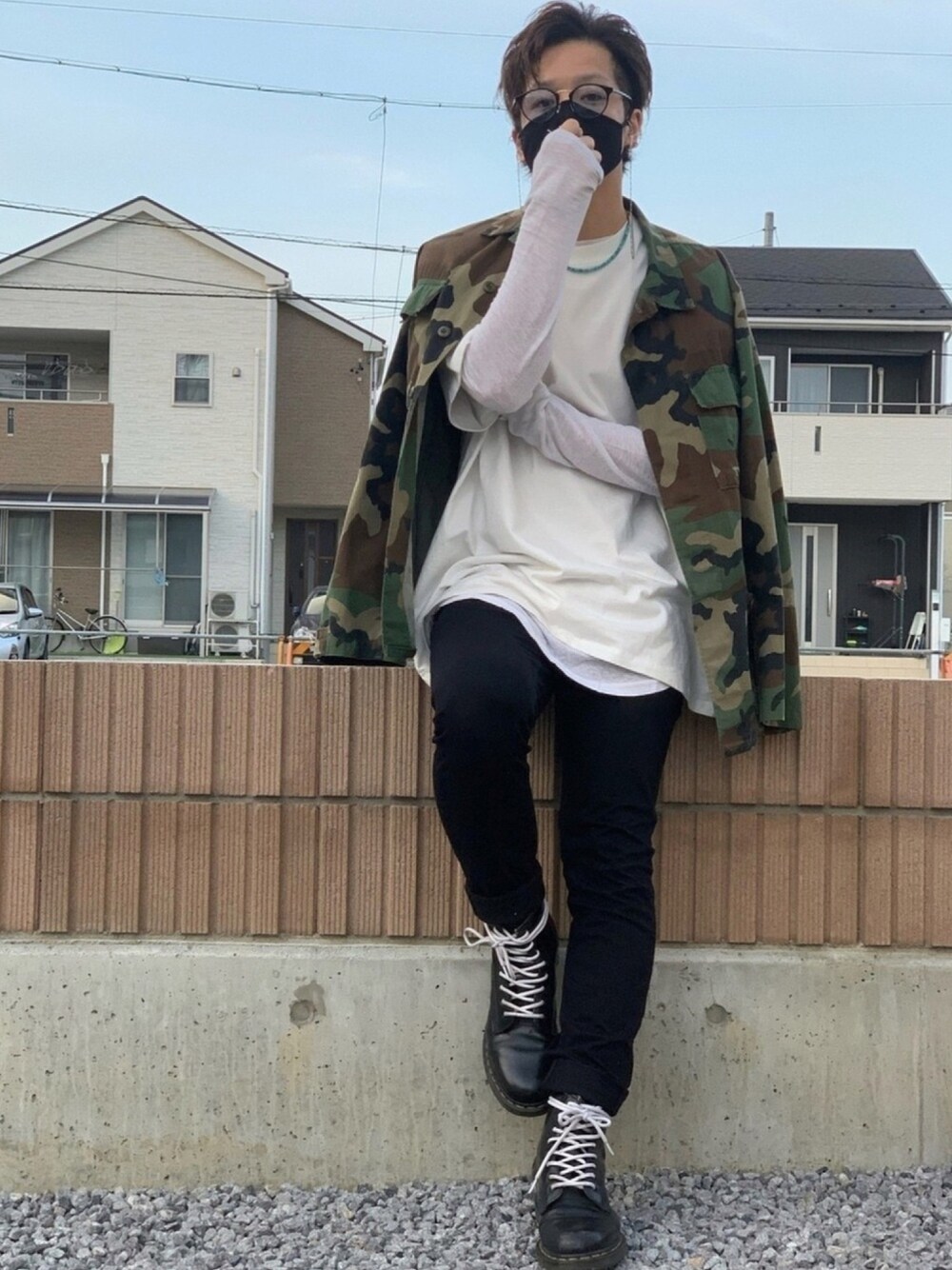 グリーン系のミリタリージャケット、ホワイト系のTシャツ/カットソー、ブラック系のパンツを着用したメンズの春コーディネートの1枚目の写真