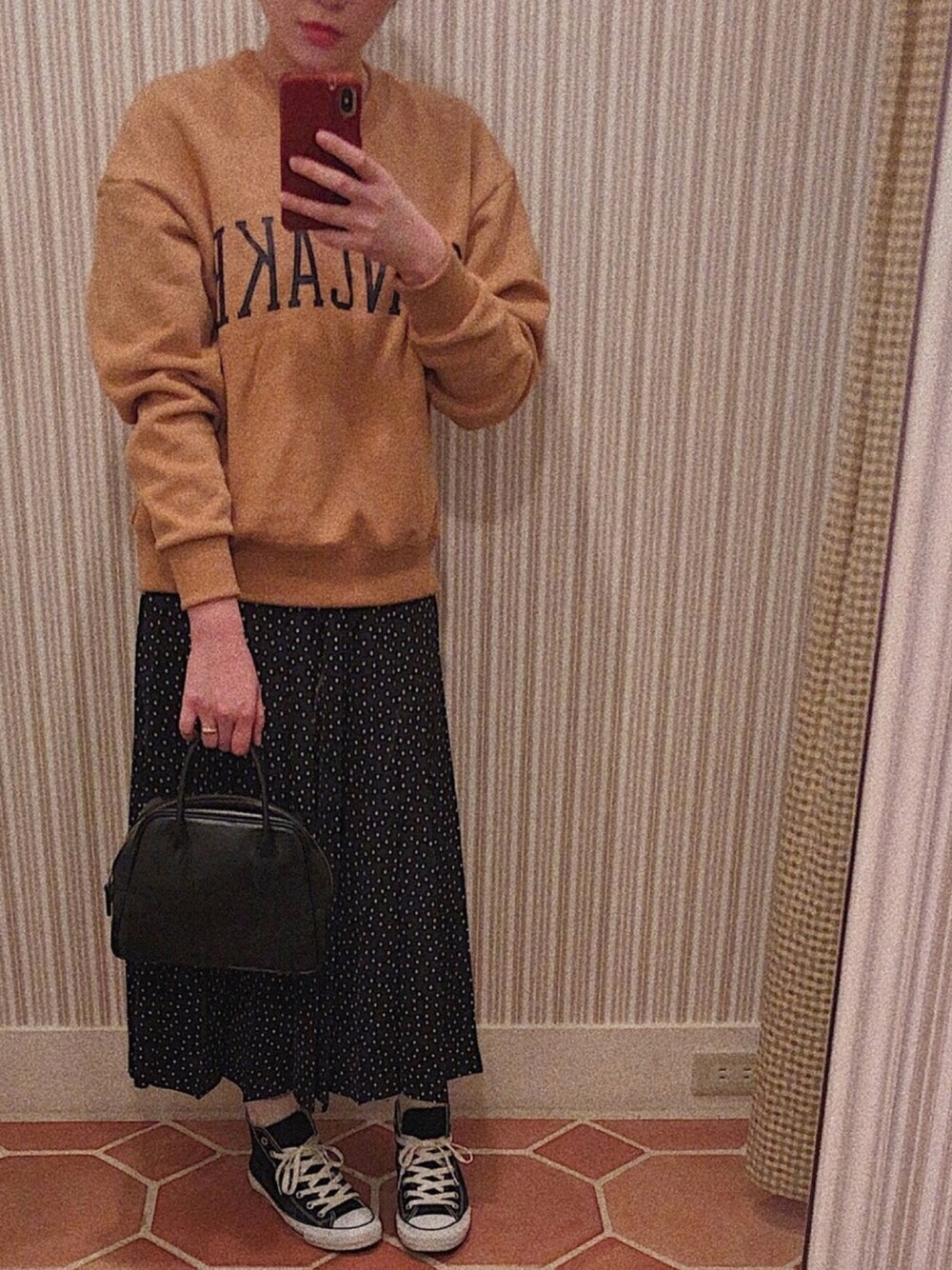 「肌ウーノ、スウェット、BEAMS BOY、ドット、プリーツスカート、YAECA、白ソックス、converse、ハイカットスニーカー、コムデギャルソン」｜「sea room lynnのアイテム（スウェット、ブラウン系）」を使った、riitaさん（レディース・160cm）の春コーディネートの1枚目の写真