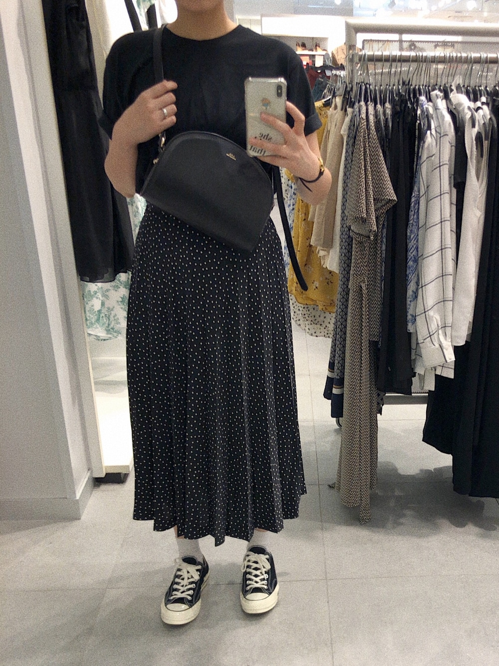 「夏だ！Tシャツ着よう！、UNIQLO、BEAMS BOY、ドットスカート、A.P.C.、ハーフムーンバック、CONVERSE1970、CT70s、チープカシオ、シンプルコーデ」｜「UNIQLOのMEN ドライカラークルーネックT（半袖）（Tシャツ/カットソー、ブラック系）」を使った、riitaさん（レディース・160cm）の夏コーディネートの1枚目の写真