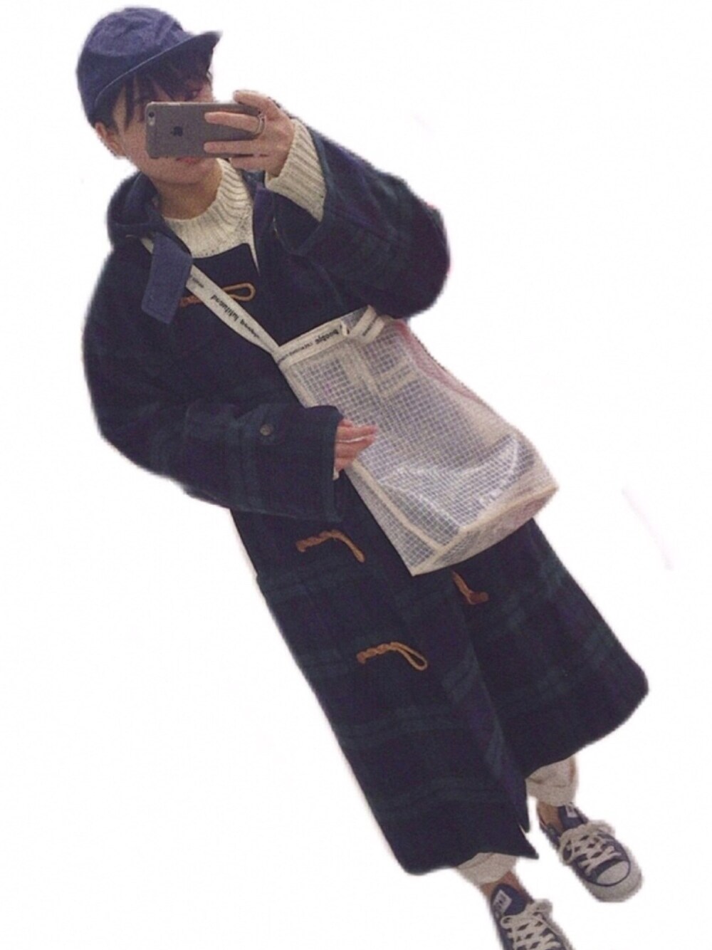 「キャップ、サロペット、TODAYFUL、チェックコート、ダッフルコート、Ralph Lauren、converse、beautiful people、SLY、ネイビー×ホワイト」｜「UR SELECTのUR SELECT PARAFFIN 6PANEL CAP（キャップ、ブルー系）」を使った、riitaさん（レディース・160cm）の秋コーディネートの1枚目の写真