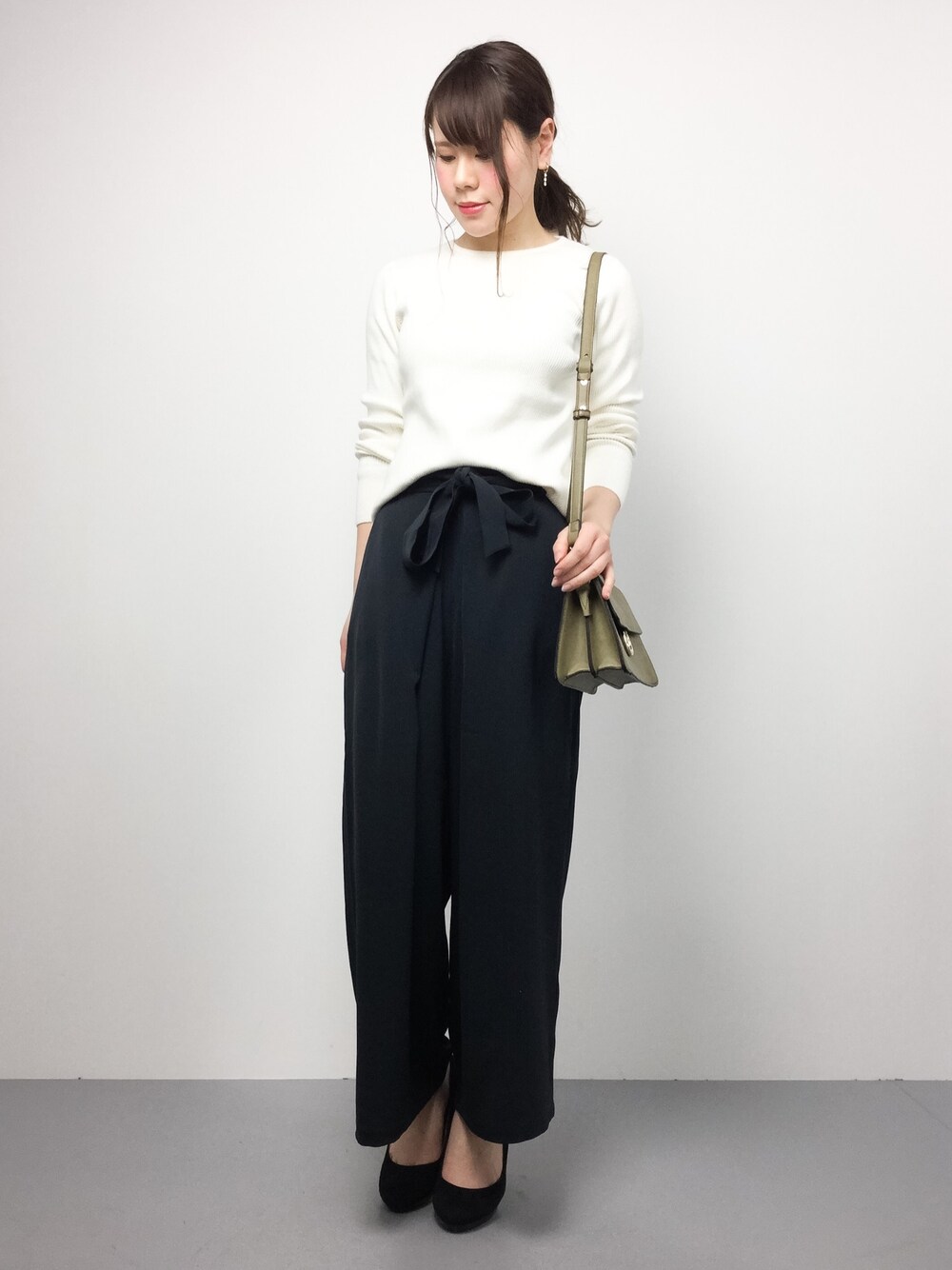 「パンプス、シンプル、白、タックパンツ、ネイビー×ホワイト、オトナカジュアル、ウエストリボン」｜「green label relaxingの[手洗い可能]CR C/CA RIB C/N PO ニット（ニット/セーター、ホワイト系）」を使った、natsumiさん（レディース・160cm）の冬コーディネートの1枚目の写真