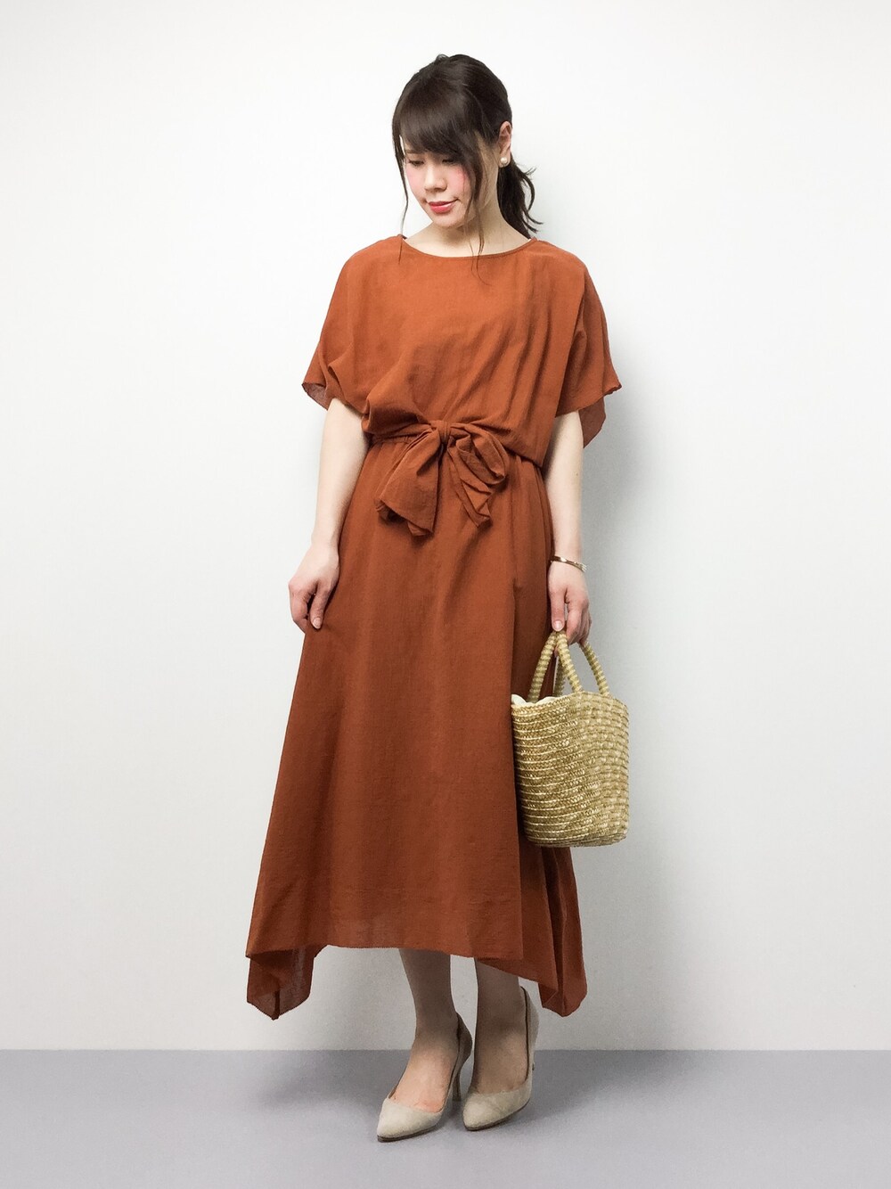 「ワンピース、パンプス、シンプル、オレンジ、かごバッグ、春夏コーデ、オトナカジュアル、ウエストリボン、オトナ女子」｜「B:MING by BEAMSの【GLOW5月号掲載】ビーミング by ビームス / ボイルリボン ワンピース（ワンピース、レッド系）」を使った、natsumiさん（レディース・160cm）の春コーディネートの1枚目の写真