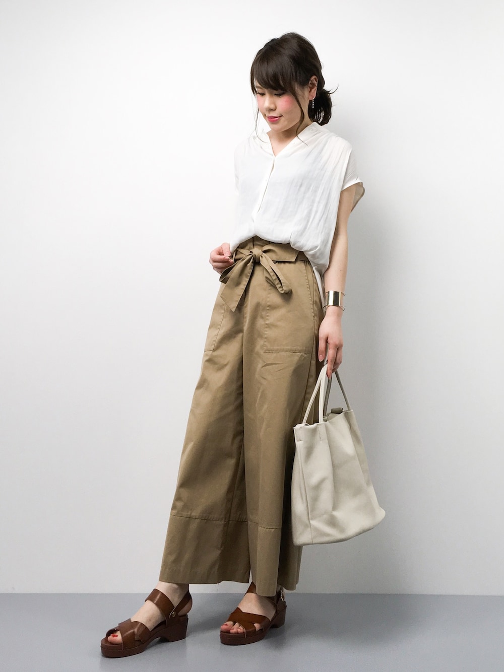 「ブラウス、ベージュ、ベイカーパンツ、オトナカジュアル」｜「SHIPSのフレンチスリーブギャザーブラウス◇（シャツ/ブラウス、ホワイト系）」を使った、natsumiさん（レディース・160cm）の夏コーディネートの1枚目の写真