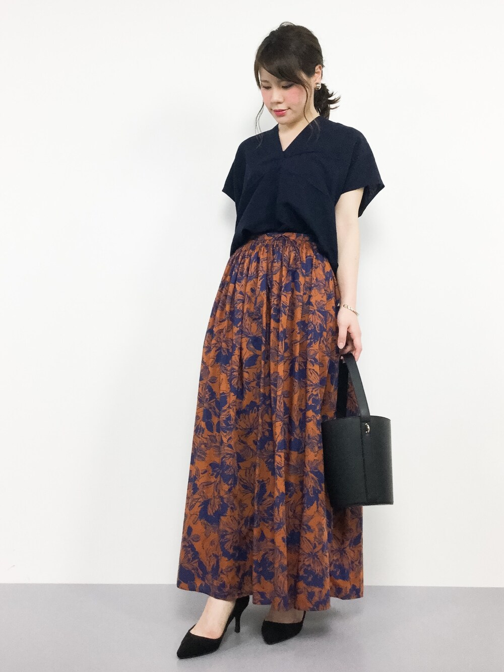 「夏、花柄、マキシスカート、夏コーデ、バケツバッグ」｜「URBAN RESEARCH DOORS WOMENSのDOORS リネンVネックルーズフレンチスリーブ（シャツ/ブラウス、ブルー系）」を使った、natsumiさん（レディース・160cm）の夏コーディネートの1枚目の写真
