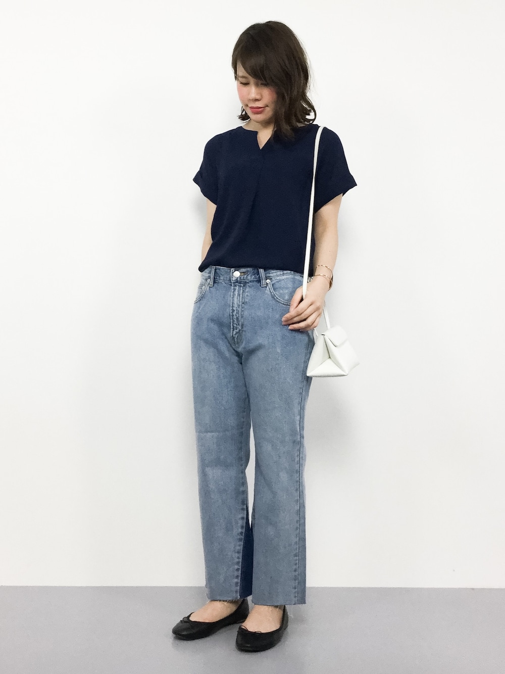 ブルー系のシャツ/ブラウス、ブルー系のデニムパンツを着用したレディースの夏コーディネートの1枚目の写真