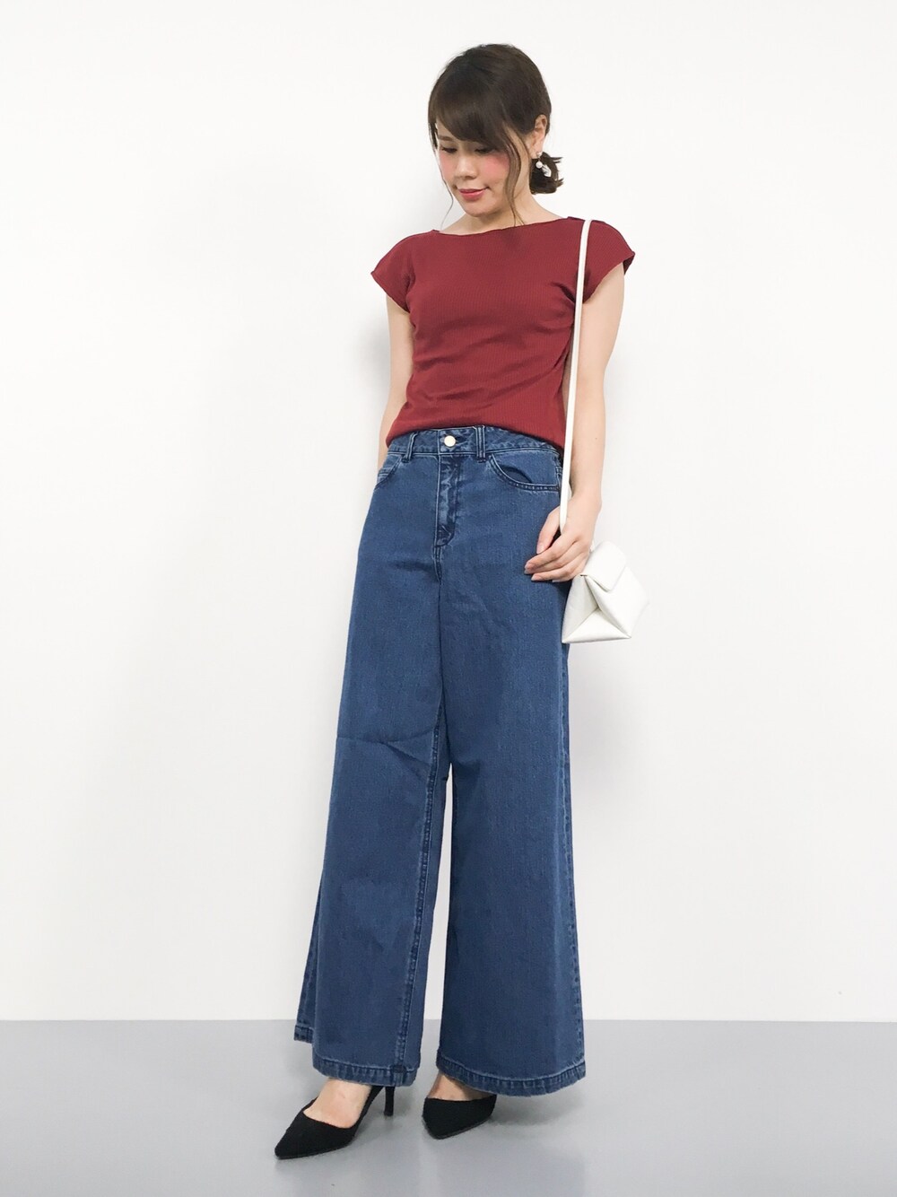レッド系のTシャツ/カットソー、ブルー系のデニムパンツを着用したレディースの夏コーディネートの1枚目の写真