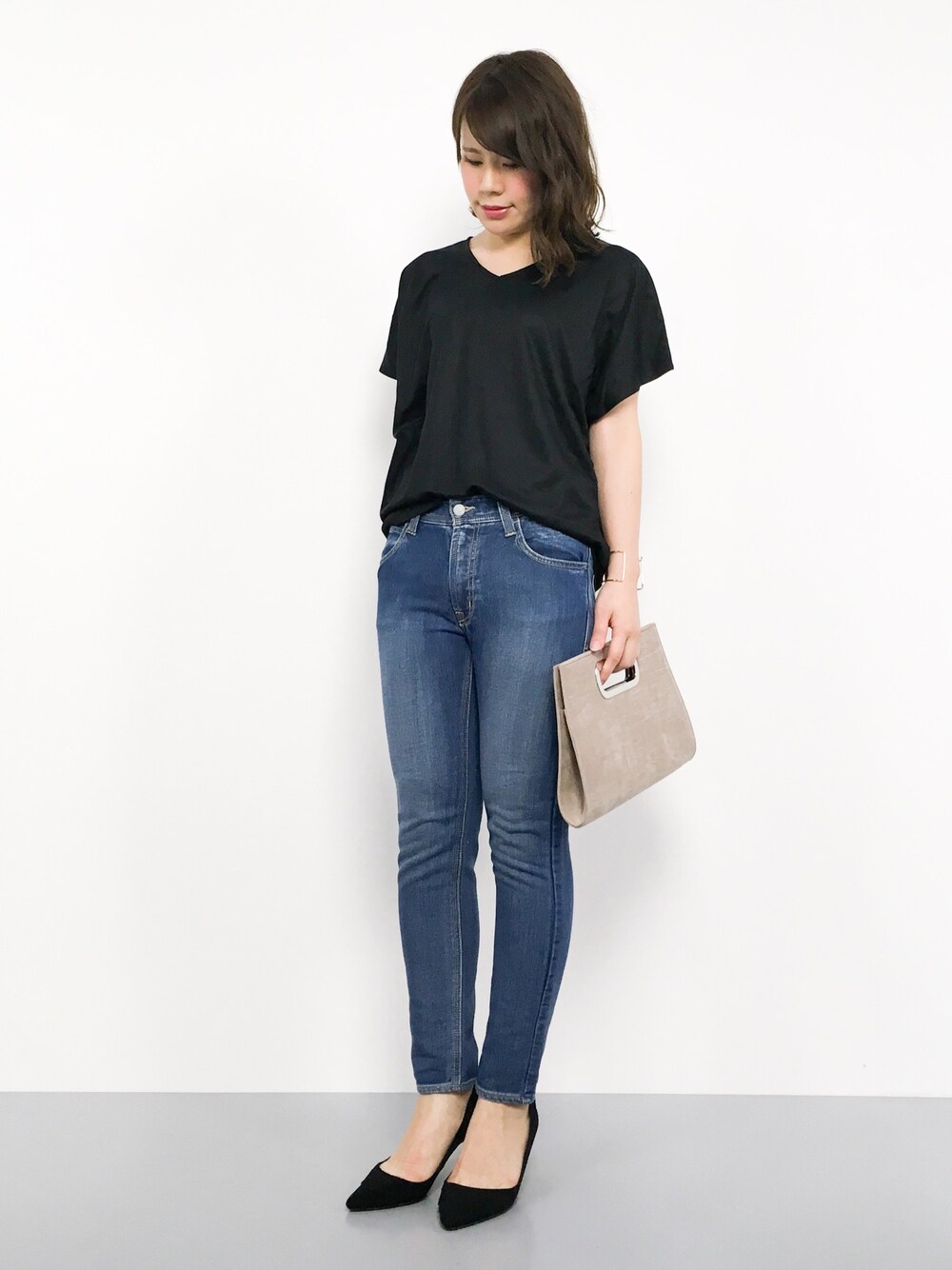 「パンプス、シンプル、ジーンズ、クラッチバッグ、黒、大人カジュアル、デニムパンツ、夏コーデ、AZUL by moussy、秋コーデ」｜「VISの【ティラウス(R)】バックタックプルオーバー（Tシャツ/カットソー、ブラック系）」を使った、natsumiさん（レディース・160cm）の夏コーディネートの1枚目の写真